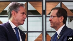 Sekrete d Eta Ameriken Antony Blinken (a goch) rankontre Prezidan Izrayelyen an Isaac Herzog nan Tel Aviv, Lendi 19 Out, 2024.