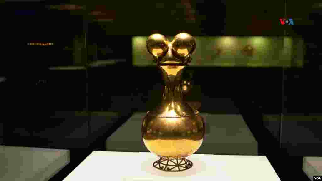 El Poporo Quimbaya, considerada la pieza más importante de toda la colección de orfebrería por tratarse del primer objeto de arte prehispánico indígena colombiano con el que el museo abrió sus puertas. 