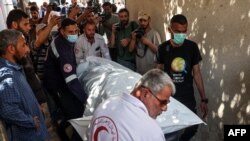 Jenazah anggota staf World Central Kitchen diangkut keluar dari kamar mayat rumah sakit di Rafah di Jalur Gaza selatan pada 3 April 2024, dua hari setelah konvoi LSM tersebut terkena serangan Israel. (Foto: AFP)