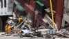 Personel militer membantu upaya penyelamatan korban selamat di sebuah bangunan yang rusak di Hualien, setelah gempa besar melanda timur Taiwan. (Foto: AFP) 