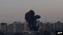 Moshi kutokana na mashambulizi ya bomu kwenye mji wa Gaza City, Palestina, kwenye picha ya maktaba Feb. 23, 2023. 