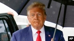Mantan Presiden Donald Trump berjalan untuk berbicara dengan wartawan sebelum menaiki pesawatnya di Bandara Nasional Ronald Reagan Washington, 3 Agustus 2023, di Arlington, Virginia, AS. (Foto: AP)