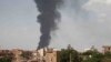 Asap membubung di atas Kota Khartoum, Sudan di tengah pertikaian bersenjata antara militer Sudan dan pasukan paramiliter Rapid Support Forces, 8 Juni 2023. (Foto: AP Photo)