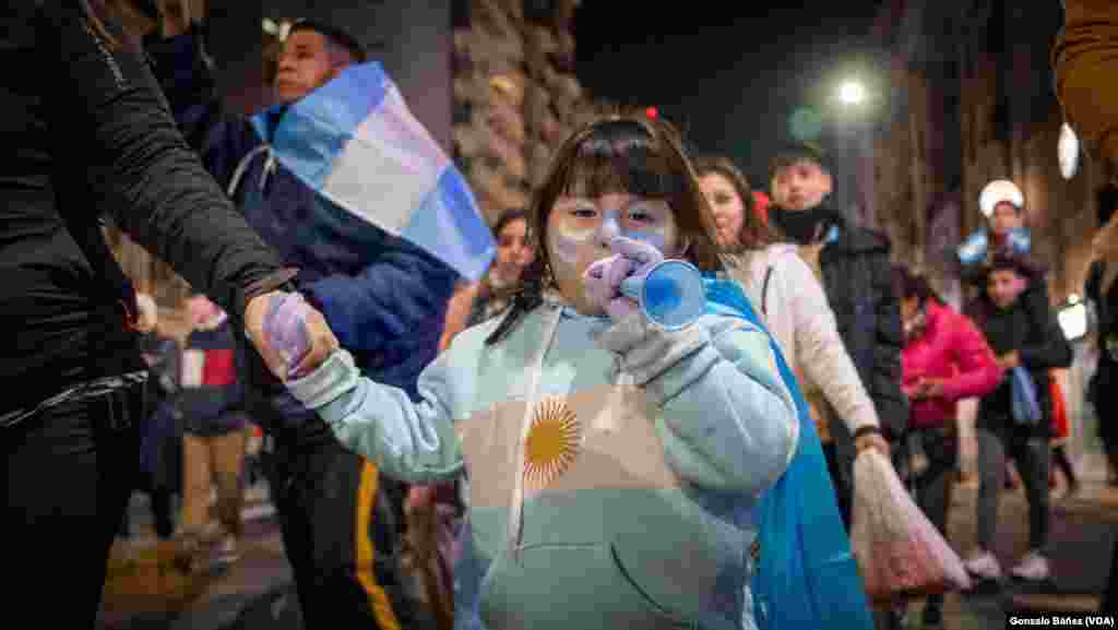 Los niños también hicieron parte de la celebración sin importar la hora. 
