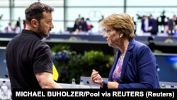 Український президент Володимир Зеленський з президенткою Швейцарської Конфедерації Віолою Амгерд під час Саміту миру для України в Швейцарії. 16 червня 2024 р.