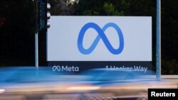 Logo perusahaan teknologi, Meta, terpasang di luar kantor pusat perusahaan tersebut yang berlokasi di Mountain View, California, dalam foto yang diambil pada 9 November 2022. (Foto: Reuters/Peter DaSilva)