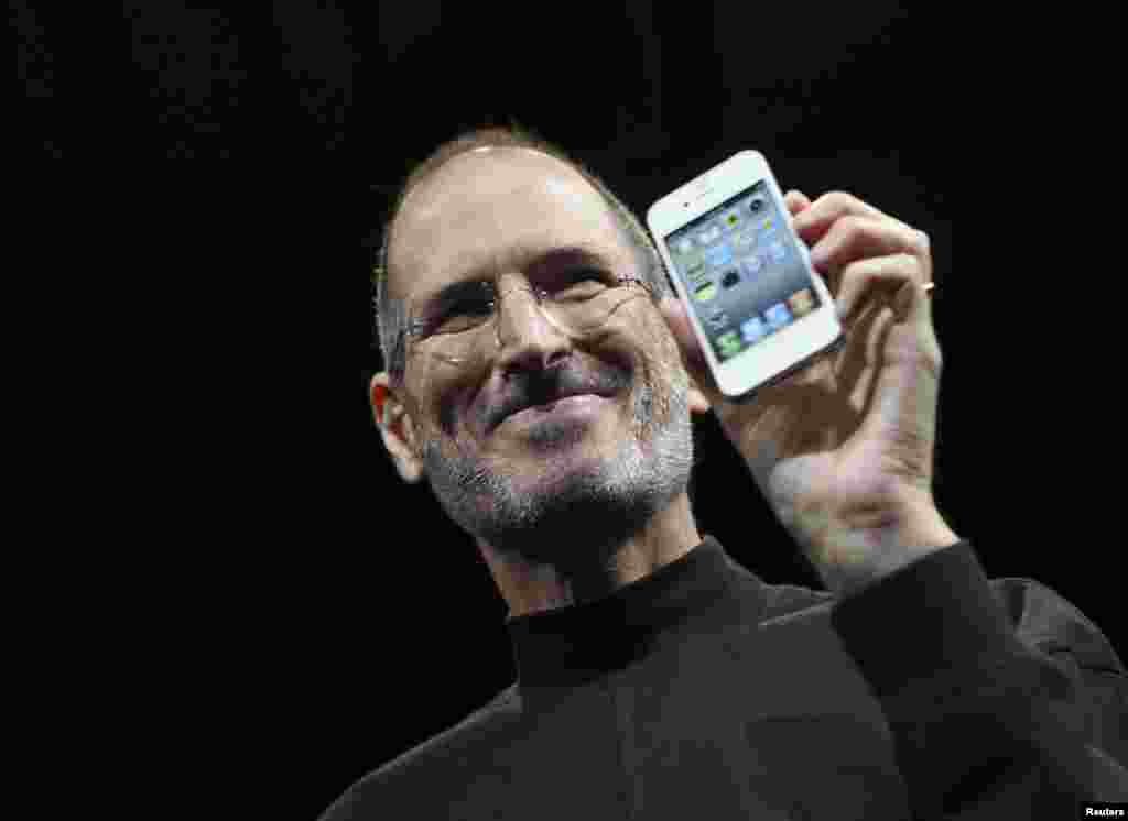 En 2010 y 2011 salieron al mercado los iPhone 4 y 4s. Fue el primero en tener Siri, pero pasaría a la historia porque fue el último lanzamiento que estuvo a cargo de Steve Jobs, fundador de Apple.