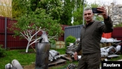 烏克蘭基輔市長維塔利·克利奇科（Vitalii Klitschko）在被烏軍擊落的俄羅斯高超音速“匕首”導彈殘骸碎片前自拍。（2023年5月12日）