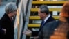 PM China Li Qiang (kanan) disambut Menlu Australia Penny Wong di Bandara Adelaide, Australia, 15 Juni 2024, menandai kunjungan diplomatik tingkat tinggi pertama oleh seorang pemimpin China ke Australia sejak 2017. (Foto: Asanka Ratnayake via REUTERS)