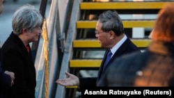 PM China Li Qiang (kanan) disambut Menlu Australia Penny Wong di Bandara Adelaide, Australia, 15 Juni 2024, menandai kunjungan diplomatik tingkat tinggi pertama oleh seorang pemimpin China ke Australia sejak 2017. (Foto: Asanka Ratnayake via REUTERS)