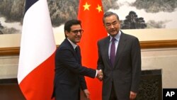 中国外长王毅在北京钓鱼台国宾馆与法国外交部长塞儒内(Stephane Sejourne)举行会晤。(2024年4月1日)