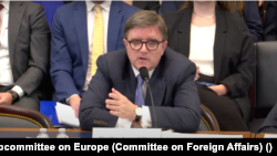 Помічник Держсекретаря з питань Європи та Євразії, Джеймс О'Браєн під час слухань в Конгресі США.