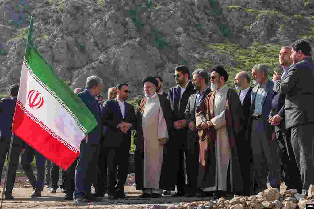 رییسی روز یکشنبه با شماری از مقام‌های ایرانی به آذربایجان شرقی رفته بود و یکجا با الهام علیوف، رییس جمهور آذربایجان، بند قیزقلعه‌سی را که با همکاری دو کشور در دریای مرزی ارس ساخته شده است، افتتاح کردند.