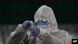 ARCHIVO - Un médico prepara pruebas de coronavirus para residentes en La Paz, Bolivia, el viernes 8 de enero de 2021.