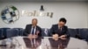 11일 미국 국방부에서 비핀 나랑 미국 국방부 우주정책차관보와 조창래 한국 국방부 국방정책실장이 '대한민국과 미합중국의 한반도 핵억제 핵작전 지침'(이하 공동지침)에 서명하고 있다.