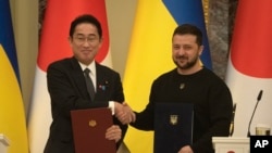 日本首相岸田文雄與烏克蘭總統澤連斯基在基輔簽署聯合文件後握手。 (2023年3月21日)