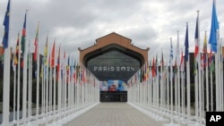 Jalan masuk ke kantin di Perkampungan Atlet Olimpiade, di Saint-Denis, outside Paris, 15 Juli 2024. (Foto: AP Photo/Tom Nouvian)