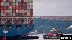 En Fotos | Reflotan barco que provocó derrumbe letal del puente de Baltimore en EEUU