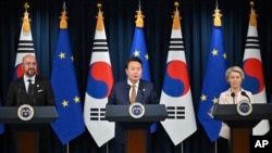 Charles Michel, left, European Council president, South Korean President Yoon Suk Yeol, center, and Ursula von der Leyen, European Commission president, speak after their meeting at the Presidential Office in Seoul, South Korea, May 22, 2023. 