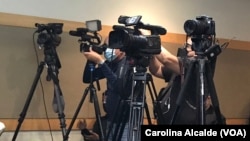Fotografía de archivo de la cobertura de la prensa de la presentación de un informe sobre las violaciones a los derechos digitales en Venezuela, en Caracas, en abril de 2022. Un gremio de la prensa denunció 51 violaciones a la libre expresión este año.