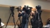 Equipos de prensa cubren la presentación de un informe sobre las violaciones a los derechos digitales en Venezuela. [Archivo]