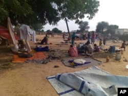 FILE - Wakazi wa Sudan waliolazimika kuhama makazi yao kutokana na kuongezeka mashambulizi wanatandika mablanketi kulalia na mahema ya dharura katika kiji cha Masteri Darfur magharibi Sudan, on Julai 30, 2020.
