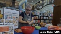 Verónica Cervera, coautora del libro "yo cocina latino, prepara una receta ante el público en la librería Barnes & Noble en Miami, el 21 de octubre de 2023. Foto: Luisfe Rojas, VOA.