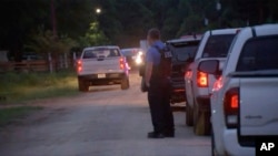 La policía responde a la escena de un tiroteo la madrugada del sábado 29 de abril de 2023 en Cleveland, Texas.