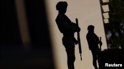 Miembros de la Guardia Nacional de México hacen guardia afuera de un hospital donde se atiende a migrantes heridos, luego de que estallara un incendio el lunes en un centro de detención de migrantes, en Ciudad Juárez, México, el 29 de marzo de 2023. REUTERS/José Luis González