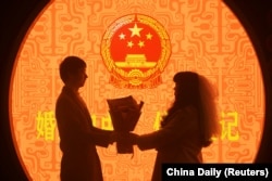 中國浙江省杭州市婚姻登記處的一對新人在情人節登記結婚。（2023年2月14日）