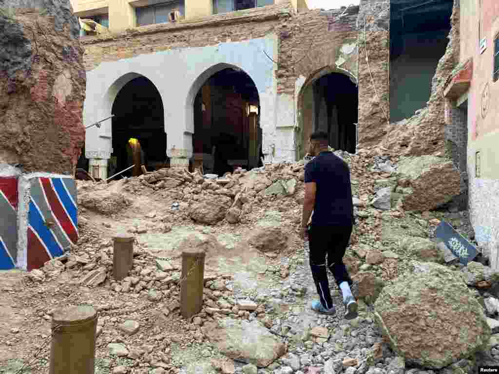 Un hombre observa los daños en el casco antiguo de la ciudad de Marrakech, tras un poderoso terremoto en Marruecos, el 9 de septiembre de 2023.