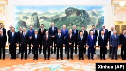 中国领导人习近平2024年3月27日在北京会见来访的美国商界学界领袖。
