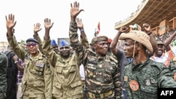 Sejumlah pemimpin militer Niger menyapa para pendukungnya dalam sebuah acara di Stadion Jenderal Seyni Kountche di Niamey, Niger, pada 26 Agustus 2023. (Foto: AFP)