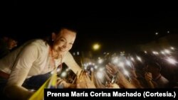María Corina Machado, dirigente opositora, saluda a simpatizantes durante un mitin en Apure, la noche del miércoles 22 de mayo de 2024. Antes de llegar a esa región, desayunó en un restaurante que fue clausurado posteriormente por el gobierno.