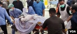 Korban kebakaran depo Pertamina di Plumpang, Jakarta Utara, Jumat malam (3/3). Pemda DKI menyatakan siap menanggung biaya pengobatan para korban (foto: VOA/Indra Yoga)