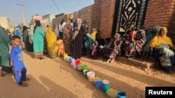 ፎቶ ፋይል፦ ነዋሪዎች ምግብ ለማግኘት እየተጠባበቁ፤ በኦምዱርማን፣ ሱዳን፣ እአአ መጋቢት 11/2024