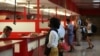 Un oficial de inmigración cubano verifica el pasaporte de una ciudadana cubana antes de abordar su vuelo en el Aeropuerto Internacional José Martí en La Habana, Cuba, el 1 de junio de 2017.