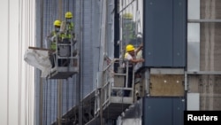 資料照：中國工人在北京的一處住宅工地施工。（2023年7月29日）