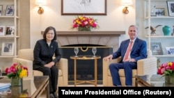 美國眾議院議長麥卡錫與台灣總統蔡英文在加州里根圖書館會面。 （台灣總統府2023年4月6日公佈的照片）