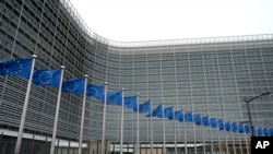 벨기에 브뤼셀에 있는 유럽연합(EU) 본부 앞에 게양돼 있는 EU 국기들 (자료사진)