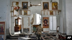  У звіті Держдепу йдеться про те що російська окупаційна влада знищила, пошкодила чи пограбувала щонайменше 630 релігійних об'єктів. На фото – церква зруйнована російською повітряною атакою у Запорізькій області, AP