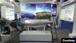 Model letećeg objekta za koji analitičari kažu da je bio dio kineskog istraživanja i razvoja bliskog svemira predstavljen je na, čini se, aeronautičkoj/vazdušnoj izložbi u Kini 2015. (Ljubaznošću Rick Fisher, Međunarodni centar za procjenu i strategiju)