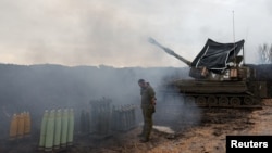 FILE: Seorang tentara Israel berdiri di dekat unit artileri bergerak, dekat perbatasan Israel-Lebanon, di Israel utara 15 Januari 2024. (REUTERS/Ronen Zvulun)