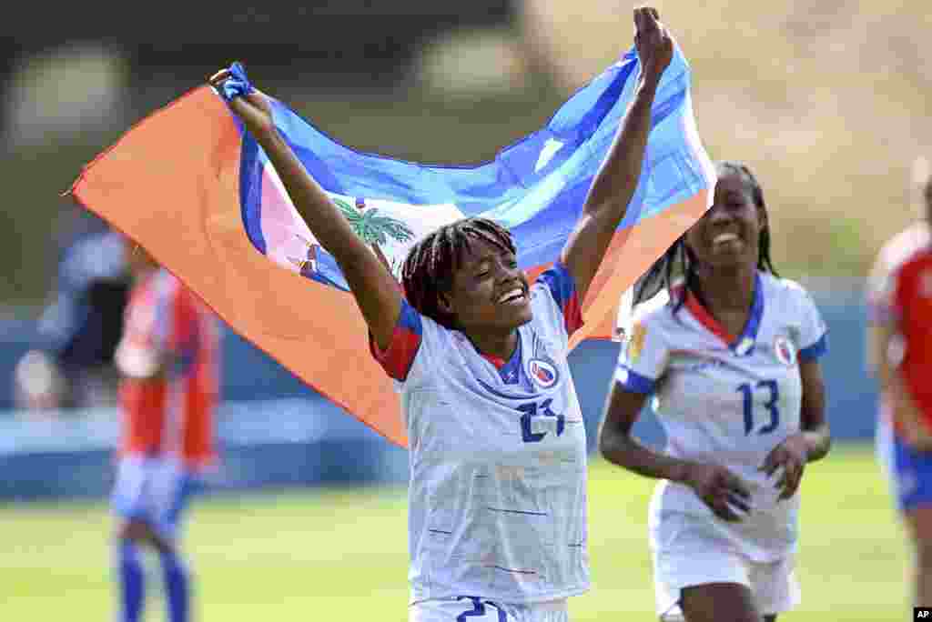 Ruthny Mathurin selebre viktwa seleksyon nasyonal Ayiti sou Chili ak drapo Ayisyen an nan Auckland, La Nouvel Zeland, 22 Fevriye 2023.