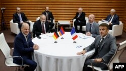 Գերմանիայի կանցլեր Շոլցը, ՀՀ վարչապետ Փաշինյանը, Եվրոպական խորհրդի նախագահ Միշելը և Ֆրանսիայի նախագահ Մակրոնը հանդիպում են ունեցել Եվրոպական քաղաքական համայնքի գագաթնաժողովի լիագումար նիստի մեկնարկից առաջ Գրանադայում հոկտեմբերի 5-ին (Լուսանկարը՝ Լյուդովիկ ՄԱՐԻՆԻ / AFP)