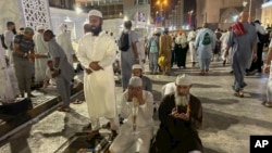 Pelegrinët luten para Xhamisë së Madhe në Mekë të Arabisë Saudite, më 12 qershor, 2024/AP