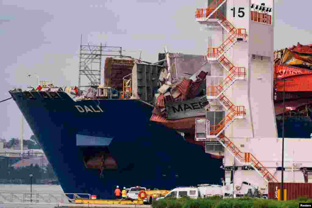 El buque de carga 'Dali' es trasladado desde el puente Francis Scott Key hasta la terminal marina Seagirt en el puerto de Baltimore en Baltimore, Maryland, EEUU, el 20 de mayo de 2024. 