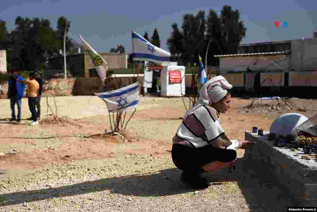 Una mujer rinde homenaje a los caidos en la estación de policía de Sderot, que fue totalmente destruida durante el ataque de Hamás.