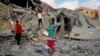 Anak-anak Palestina memeriksa sebuah rumah di Rafah, selatan Jalur Gaza, yang terkena serangan Israel, di tengah konflik yang sedang berlangsung antara Israel dan Hamas, 5 Mei 2024. (REUTERS/Hatem Khaled)