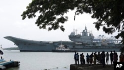 人們在印度戈奇港觀看印度海軍首艘國產航空母艦「維克蘭特號」（INS Vikrant）駛離港口試航。(2022年7月2日 )